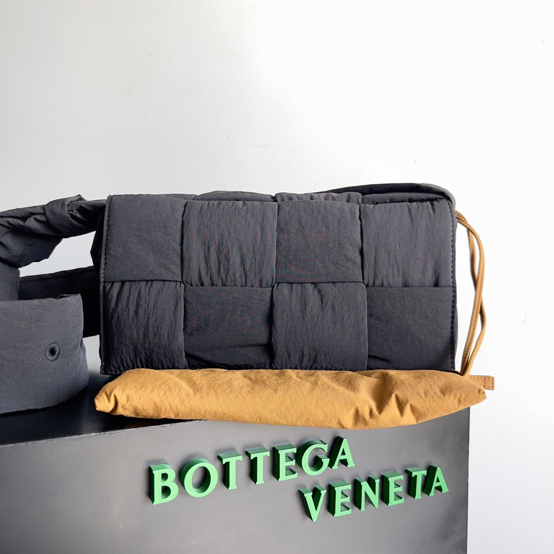 Bottega Veneta 628951 Tan & Green Hobo Bag