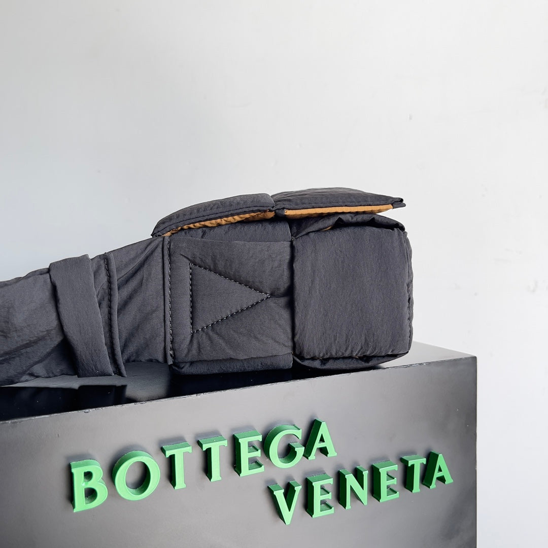 Bottega Veneta 628951 Tan & Green Hobo Bag