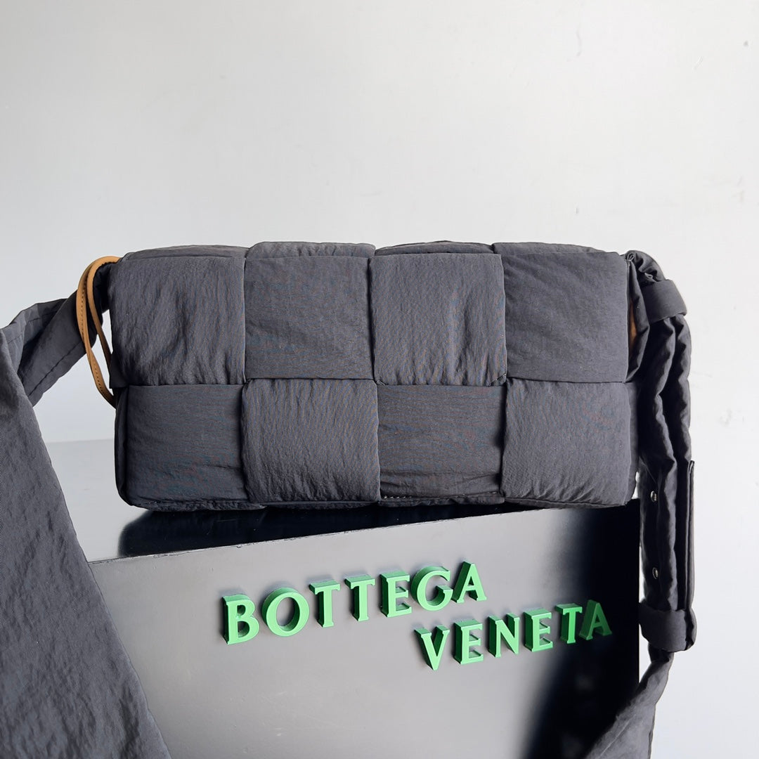 Bottega Veneta 628951 Tan & Green Hobo Bag