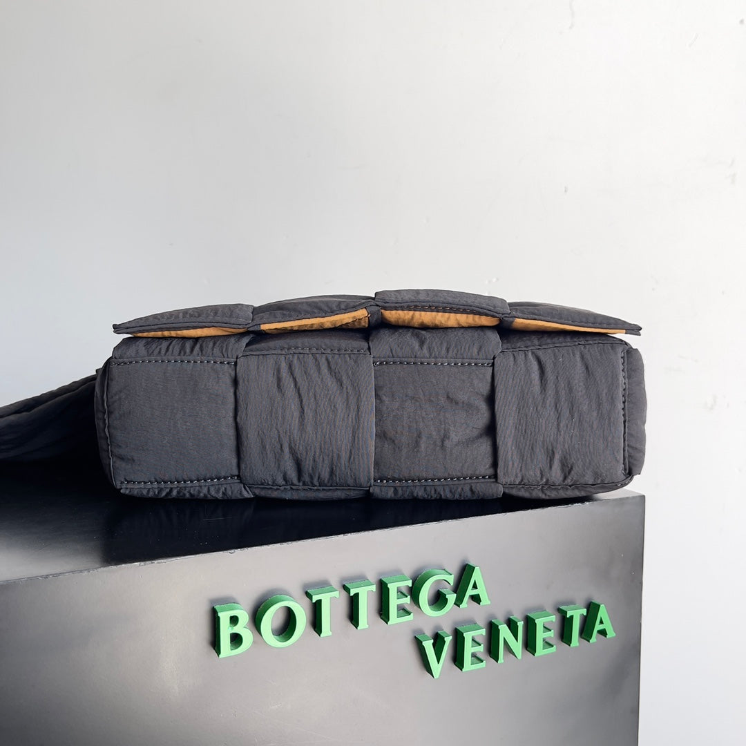 Bottega Veneta 628951 Tan & Green Hobo Bag