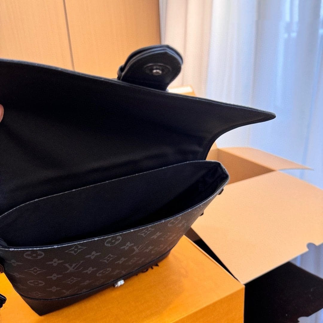 Louis Vuitton M45911 Saumur Messenger Bag